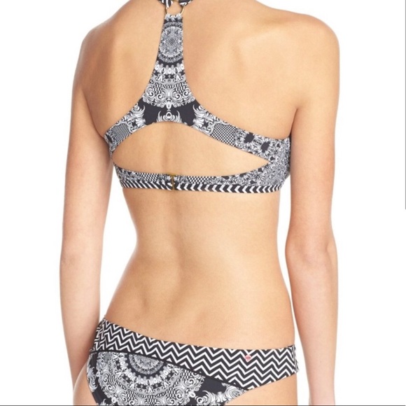 Red Carter medallion print 2 piece - Picture 2 of 5